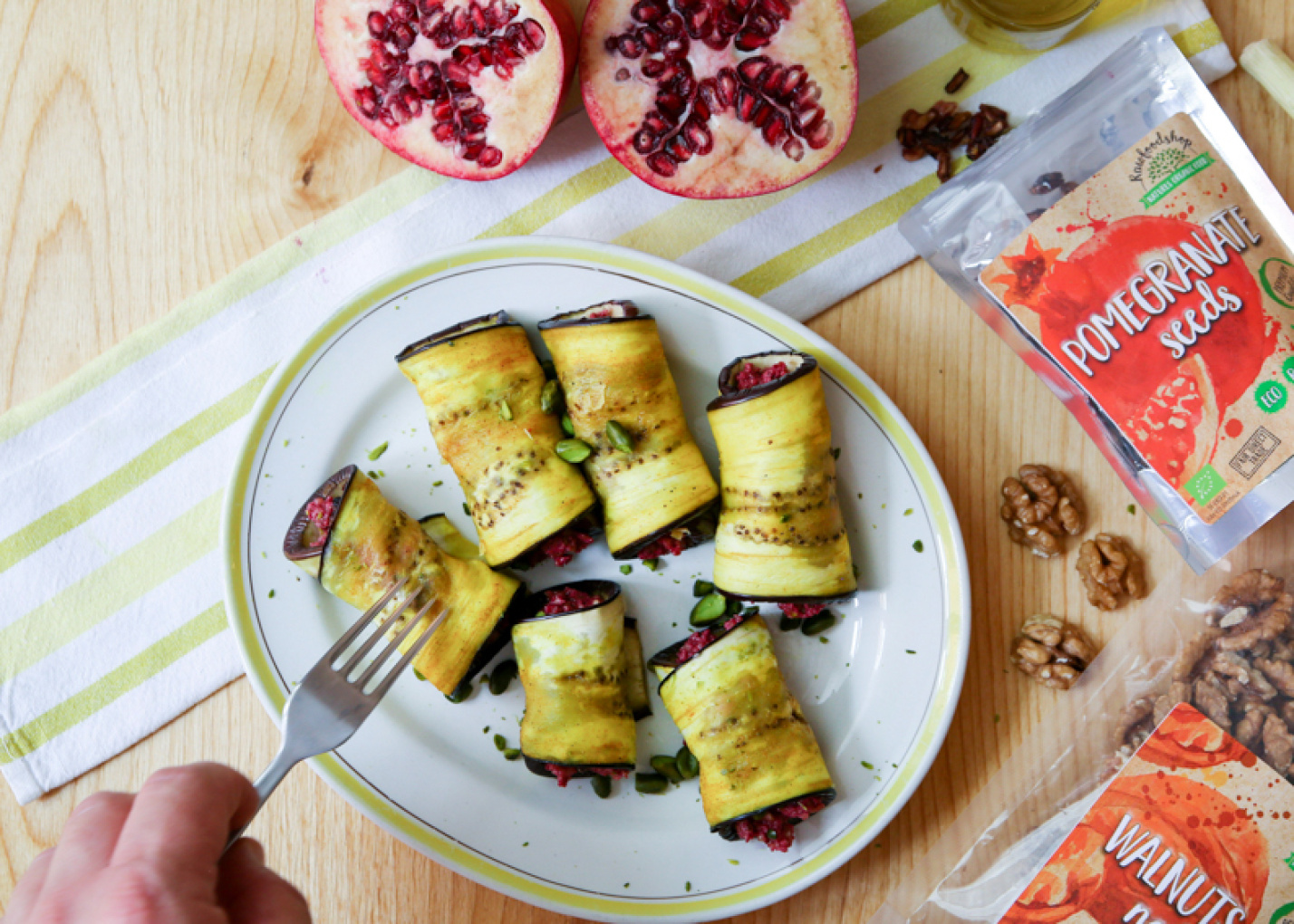 Aubergineruller med valnøttfyll og sprø granateple