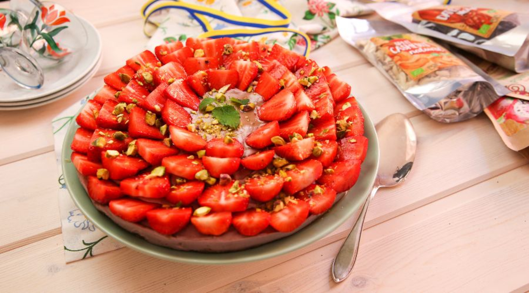 Slik baker du sommerens cheesecake med jordbær & rabarbra