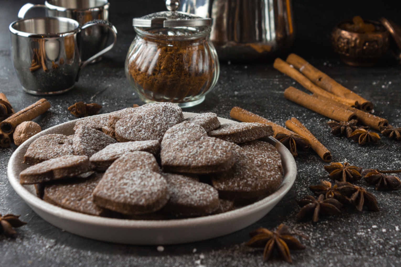 Fyll kjøkkenet med julens dufter - bak pepperkaker med mandler