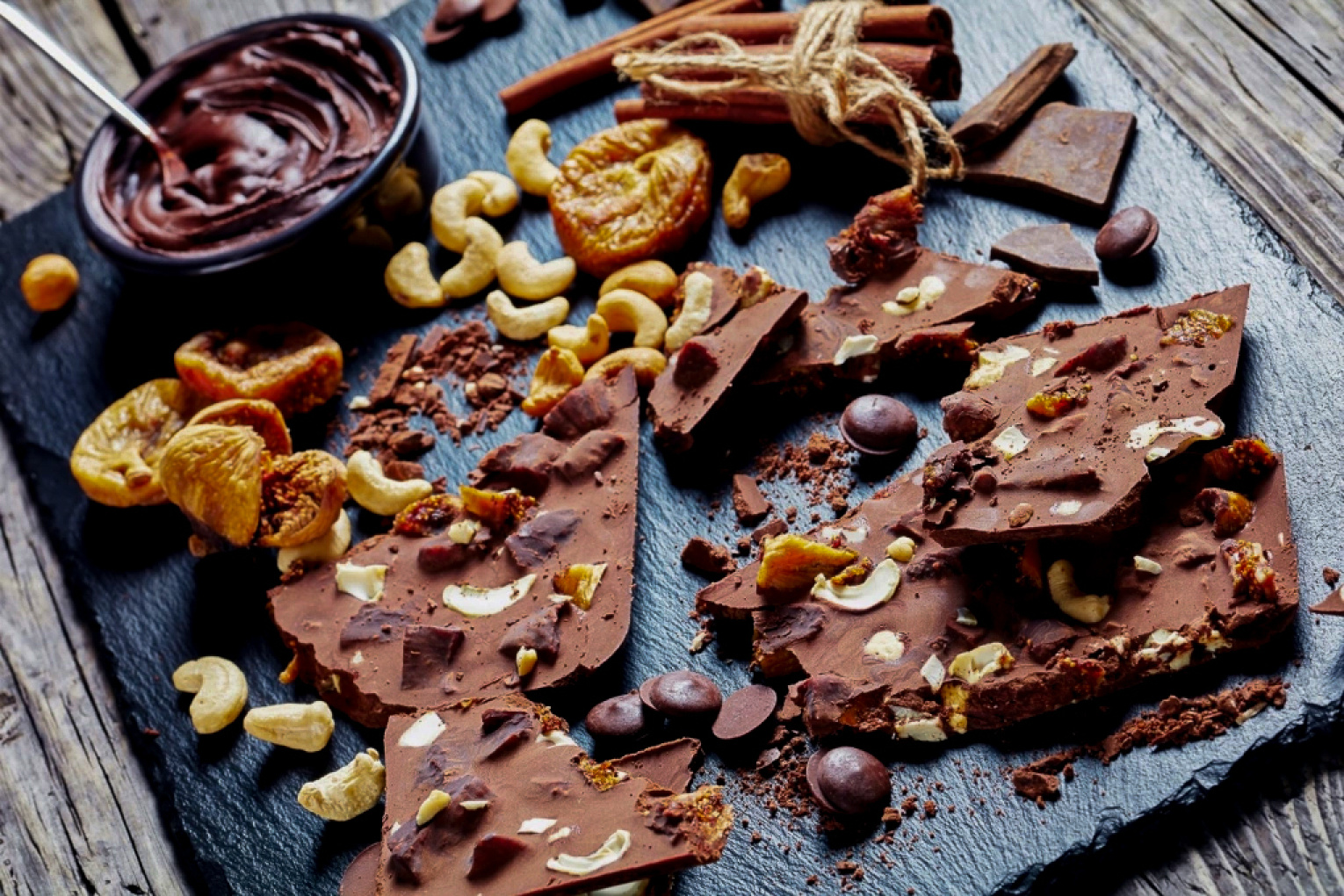 Raw sjokoladebark med frukt og nøtter