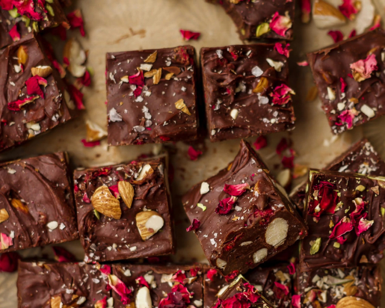 Slik baker du vegansk fudge med sjokolade, pistasjnøtter og roser