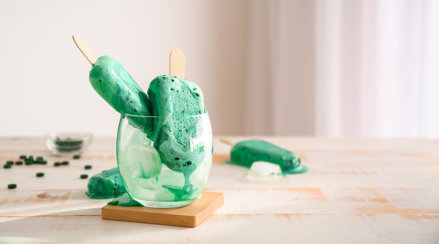 Grønn ispinne med spirulina eller chlorella